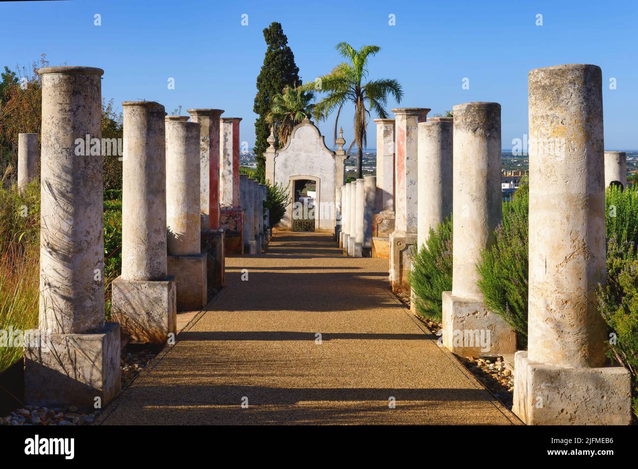 Colonnato nel patio giardino, Palazzo Estoi, Estoi, Loule, quartiere Faro, Algarve, Portogallo Foto Stock