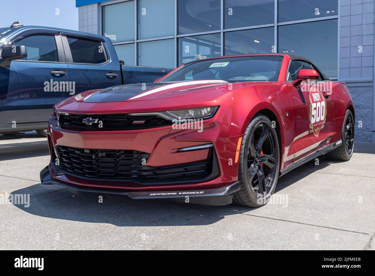 Plainfield - Circa Luglio 2022: Chevrolet Camaro Indianapolis 500 veicolo ufficiale. Chevy fornisce la vettura di passo e i veicoli ufficiali per Indy 500. Foto Stock