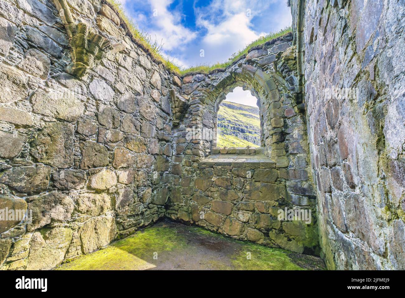 Rovine della cattedrale medievale di Magnus a Kirkjubour SULLE Isole Faroe Foto Stock