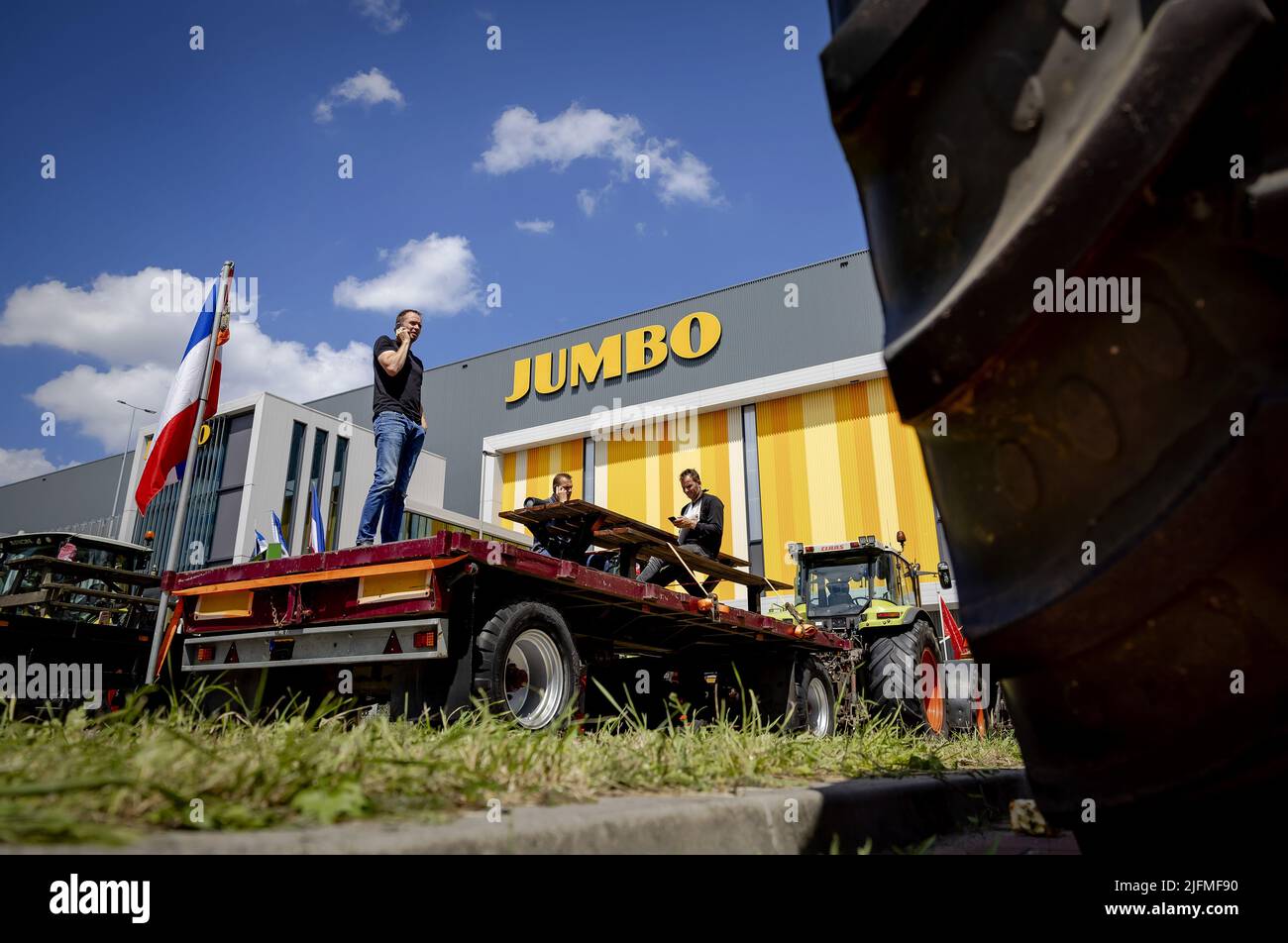 2022-07-04 13:18:05 NEWGEIN - gli agricoltori stanno bloccando le strade di accesso ad un centro di distribuzione Jumbo. Le proteste degli agricoltori sono dirette contro i piani di azoto del gabinetto. ANP ROBIN VAN LONKHUIJSEN olanda OUT - belgio OUT Foto Stock