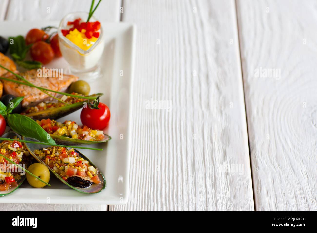 Cucina turca - cozze ripiene e salmone vuoto Foto Stock