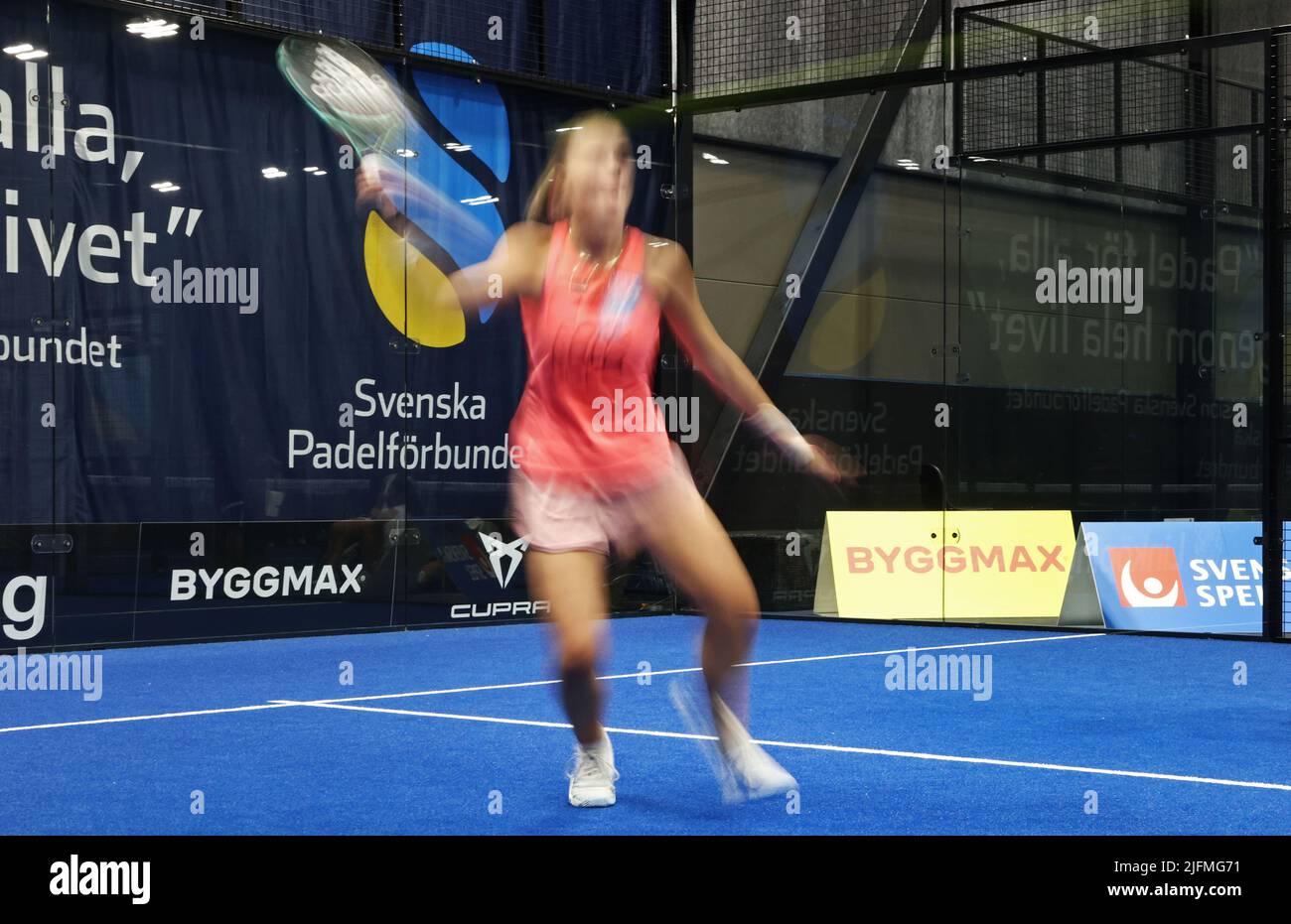 La settimana del Campionato svedese (in svedese: SM-Veckan) è iniziata martedì a Linköping, Svezia. In WAP sono state giocate gare di padel. I giocatori durante una partita di padel fotografati durante un lungo periodo di esposizione. Foto Stock