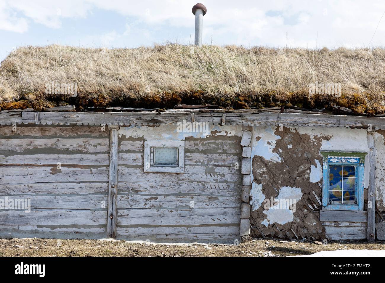 Belle case tradizionali con tetto in erba unica nel villaggio di Tambovka al lago Paravani, Javakheti, Georgia Foto Stock