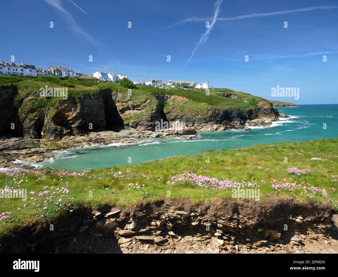 Port Isaac, Cornovaglia, vista dalle scogliere sopra Port Gaverne. Foto Stock