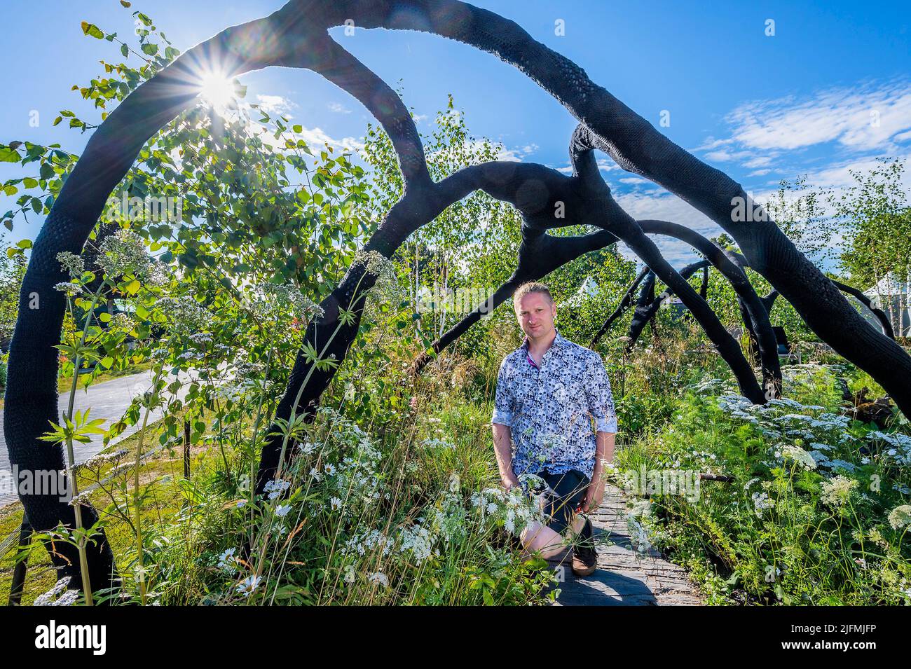 Londra, Regno Unito. 4th luglio 2022. The Connections Garden for Alzheimers Research UK progettato da Ryan McMahon (nella foto) - The RHS Hampton Court Palace Garden Festival 2022. Credit: Guy Bell/Alamy Live News Foto Stock