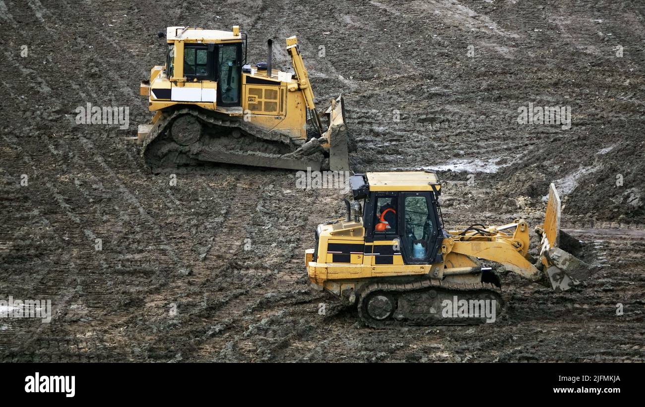 Kiev, Ucraina 29 agosto 2019: Trattori ed escavatori lavorano alla costruzione della fondazione di un centro di intrattenimento Foto Stock