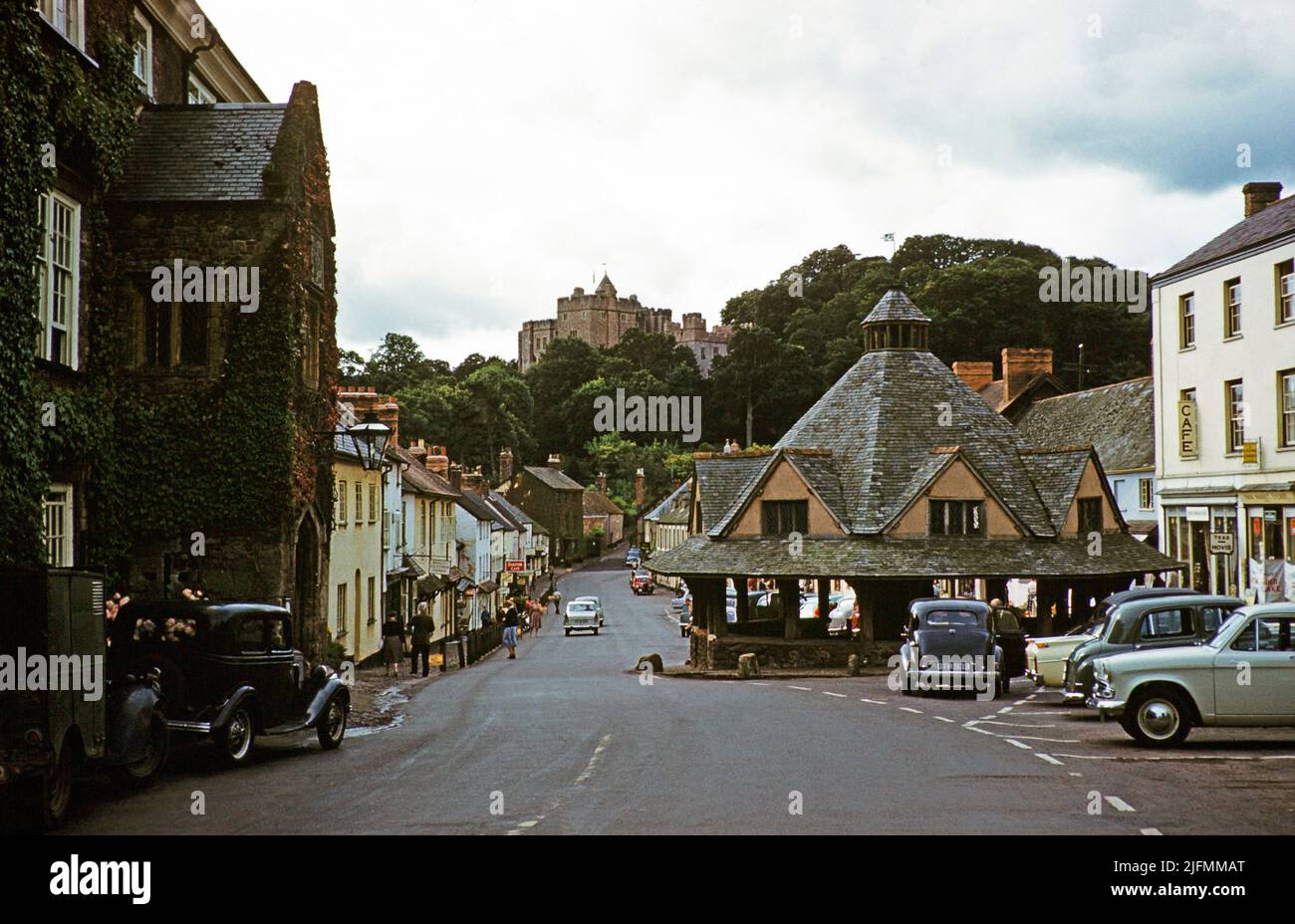 Castello di Dunster e edificio del mercato dei filati, strada principale del villaggio, High Street, Dunster, Somerset, Inghilterra, Regno Unito all'inizio del 1960s Foto Stock