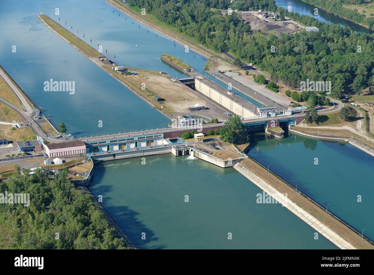 VISTA AEREA. Centrale elettrica e serratura sul Canal d'Alsace. Strasburgo, basso Reno, Alsazia, Grand Est, Francia. Foto Stock