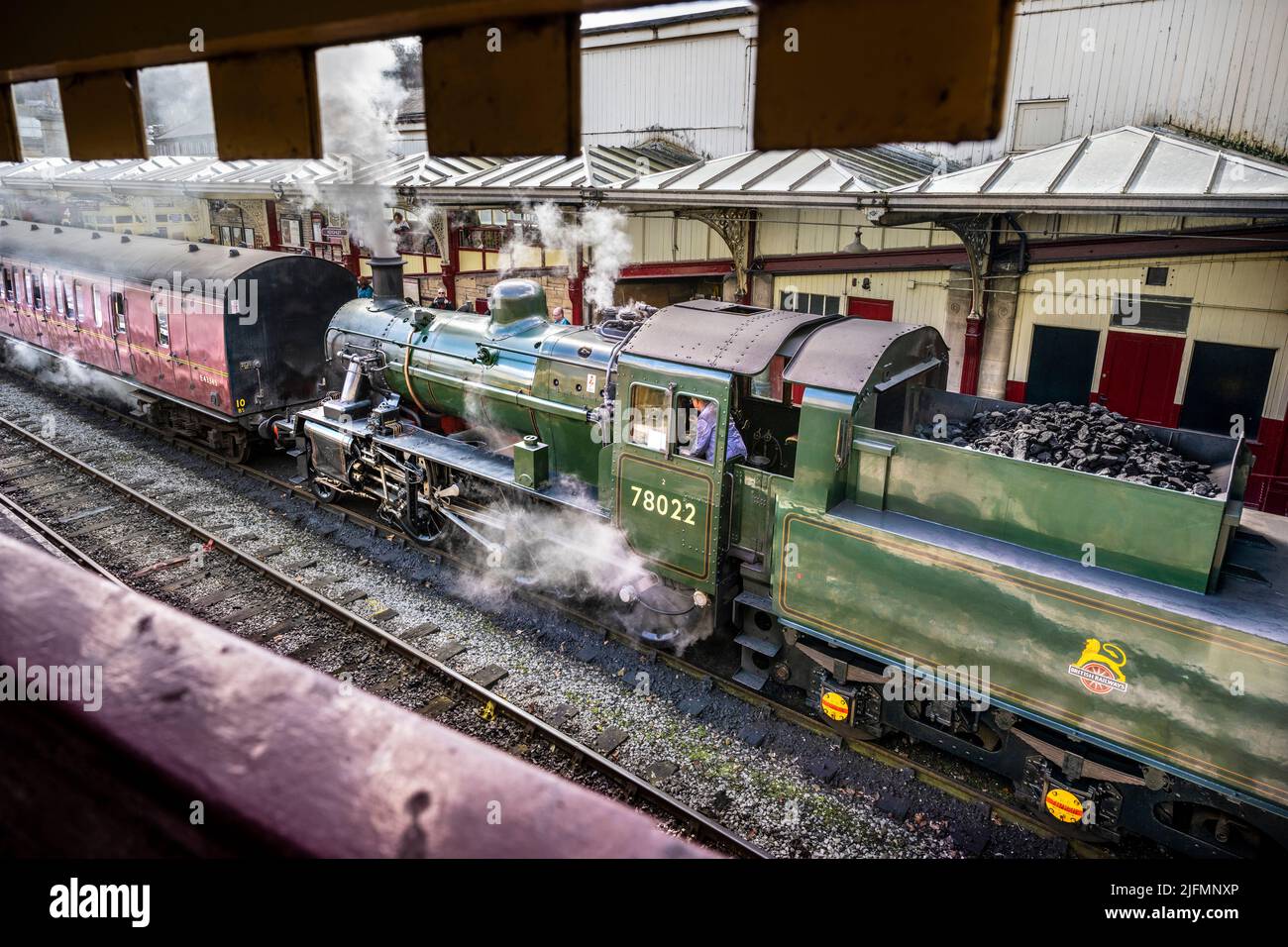 Il KWVR è un'esclusiva ferrovia di 5 km situata nel cuore del West Yorkshire e che gestisce treni a vapore e diesel attraverso lo splendido lungomare Foto Stock