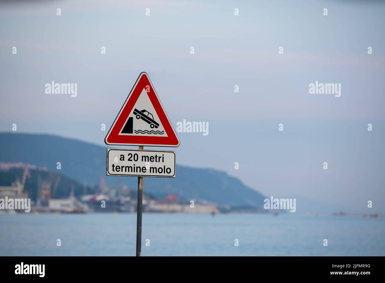 La Spezia, Italia - Giugno 9. 2021: Cartello di fine molo. 20 metri fino alla fine della strada. Segnale di pericolo Foto Stock