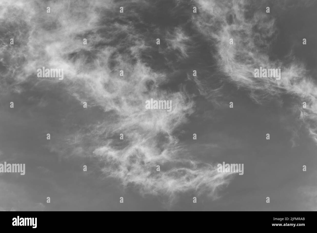 Un'immagine dettagliata delle nuvole di Cirrus bianche con un cielo di giorno in bianco e nero Foto Stock