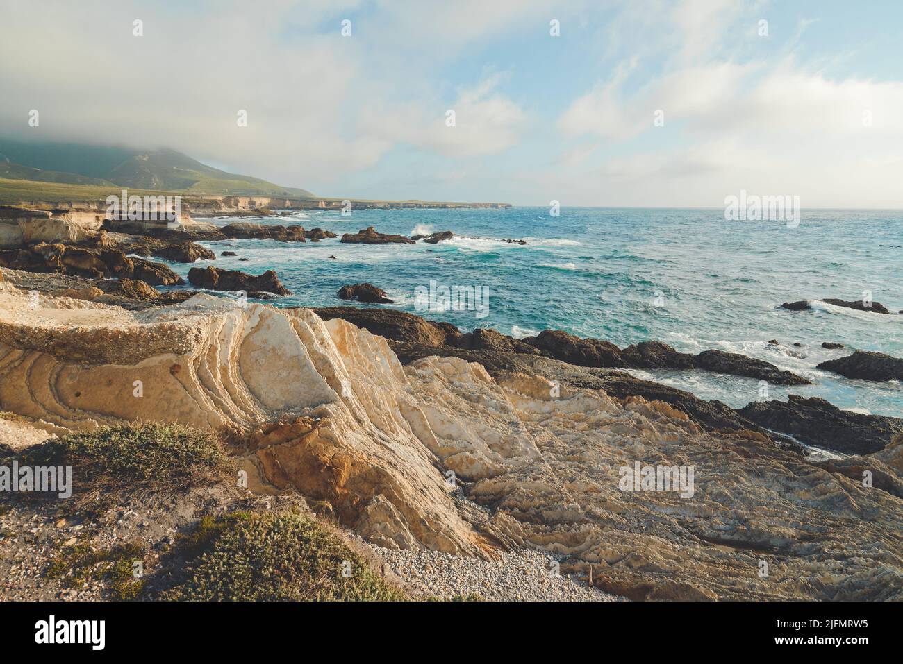 Scogliere rocciose sulla spiaggia e spettacolare vista dell'oceano nel Montana de Oro state Park, Los Osos, California Central Coast Foto Stock