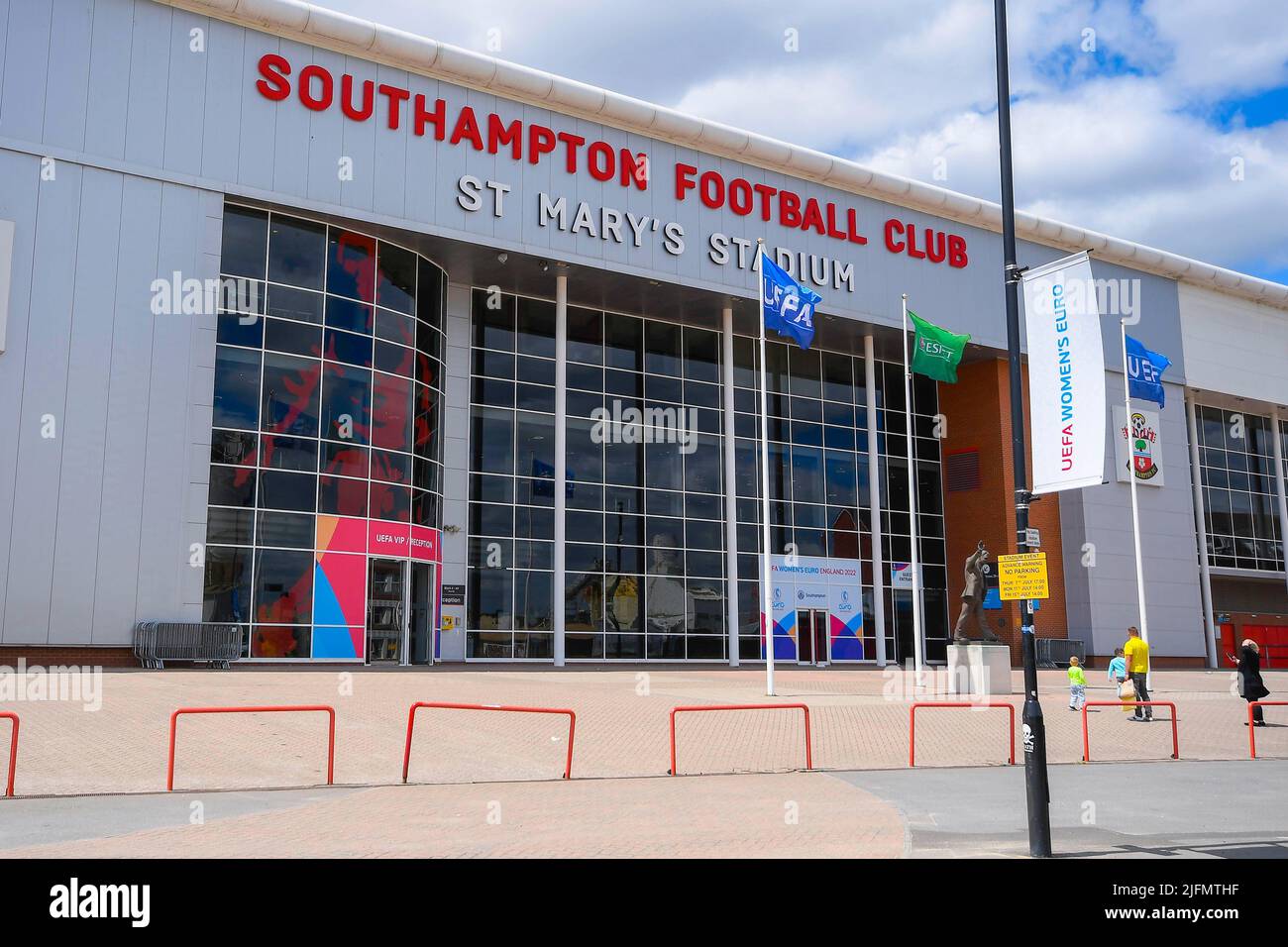 Southampton, Hampshire, Regno Unito. 4th luglio 2022. Vista generale fuori dal St Mary’s Stadium, sede del Southampton Football Club, che ospita tre partite di gruppo UEFA Women’s Euro 2022 a partire da giovedì 7th luglio con Norvegia e Irlanda del Nord. Picture Credit: Graham Hunt/Alamy Live News Foto Stock