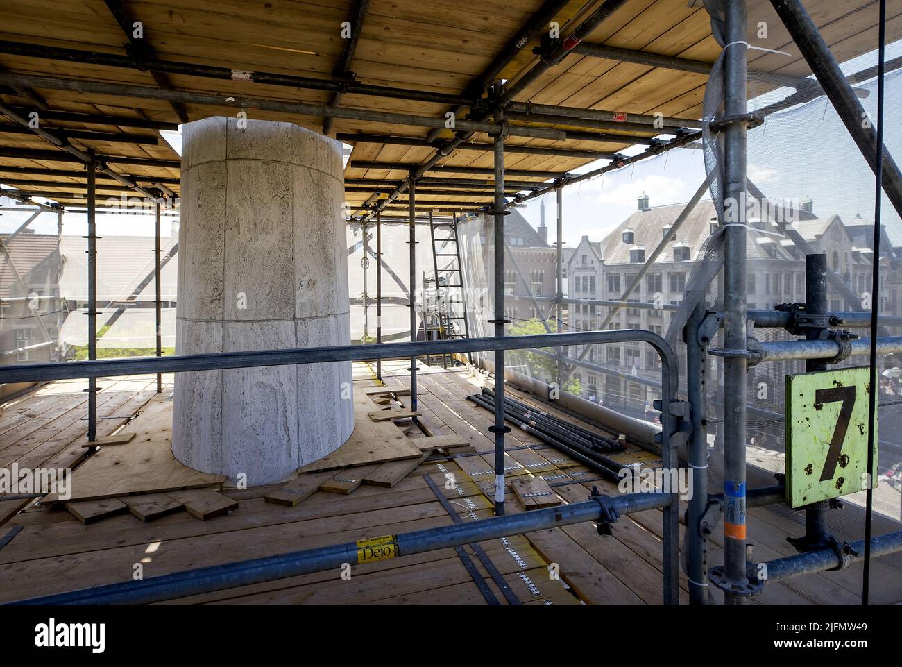 2022-07-04 14:13:07 AMSTERDAM - il pilone del Monumento Nazionale su Piazza Dam è stato tosato per una revisione importante. Il monumento viene riattaccato e pulito ogni venticinque anni. ANP KOEN VAN WEEL olanda OUT - belgio OUT Foto Stock