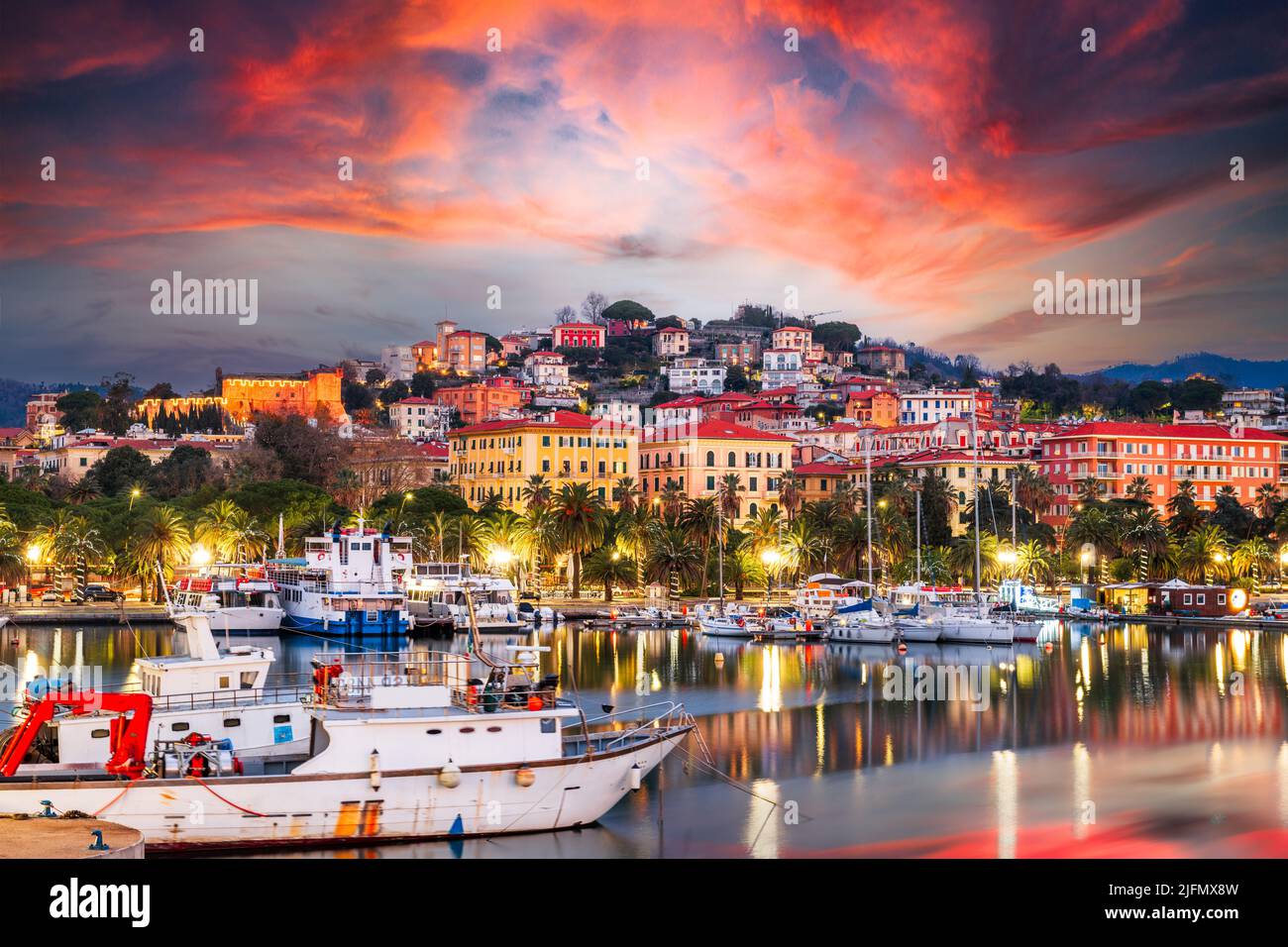 La Spezia, skyline della città d'Italia dal tramonto del porto. Foto Stock