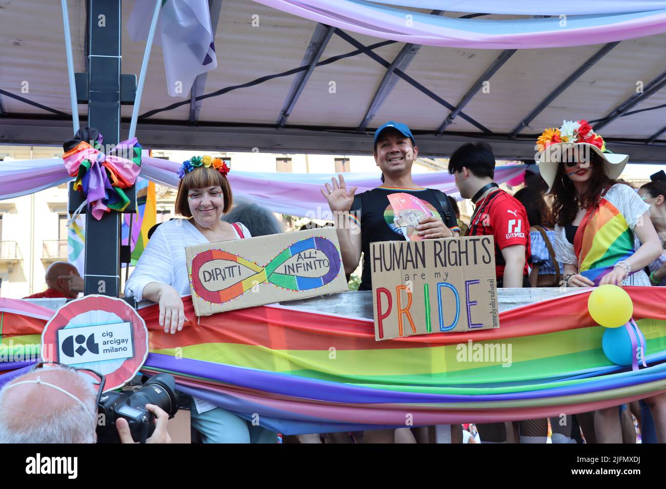 Celebrazioni per Milano Pride 2022for la strada della città. Foto Stock