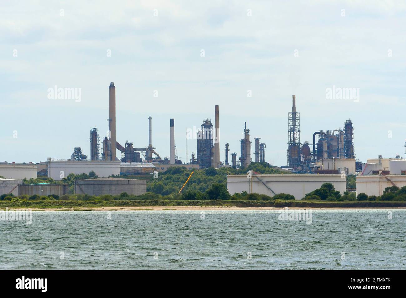 Fawley, Hampshire, Regno Unito. 4th luglio 2022. Vista generale della raffineria di olio di Fawley che si trova sulle rive di Southampton Water vicino Southampton in Hampshire che è di proprietà della esso Petroleum Company. Picture Credit: Graham Hunt/Alamy Live News Foto Stock