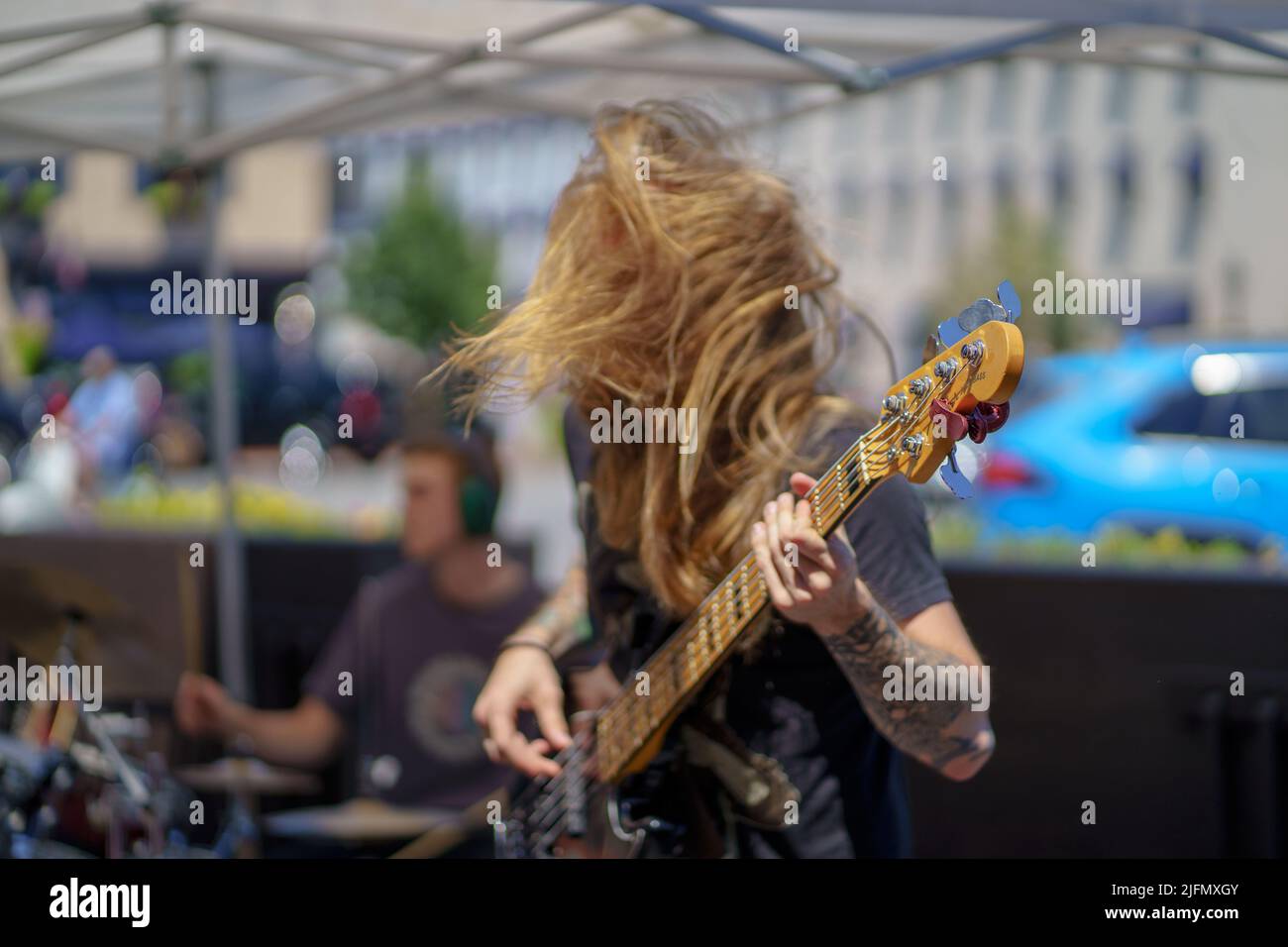 Gettysburg, Pennsylvania, USA – 3 luglio 2022: Una band locale sbatte la piazza del centro durante la celebrazione del 4th luglio con musica forte e capelli selvatici per la gioia Foto Stock