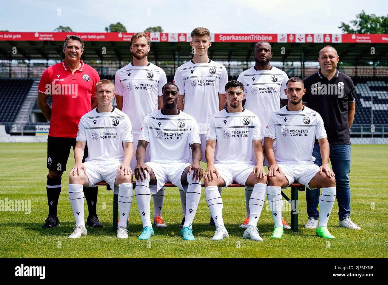 Sandhausen, Germania. 04th luglio 2022. Sessione fotografica SV Sandhausen, foto di squadra e ritratti. L'allenatore di Sandhausen Alois Schwartz (l-r) e i nuovi arrivati Philipp Ochs, Matej Pulkrab, Josef Ganda, Vincent Schwab, Abu-Bekir mer El-Zein, David Kinsombi e Ahmed Kutucu, e Mikayil Kabaca, direttore sportivo di Sandhausen. Credit: Uwe Anspach/dpa/Alamy Live News Foto Stock