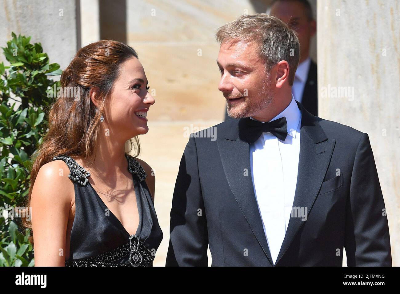 ARCHIVIO FOTO: Il matrimonio di Christian Lindner e Franca Lehfeldt è imminente. La coppia è prevista per celebrare il loro matrimonio in tre giorni dal 7th al 9th luglio. Le celebrazioni si svolgono su Sylt. Christian LINDNER (presidente FDP) con la ragazza Franca Lehfeldt al loro arrivo. Apertura del Bayreuth Richard Wagner Festival 2018. Tappeto rosso il 25th luglio 2018. Gruener Huegel, Festspielhaus.Bayreuth. Foto Stock