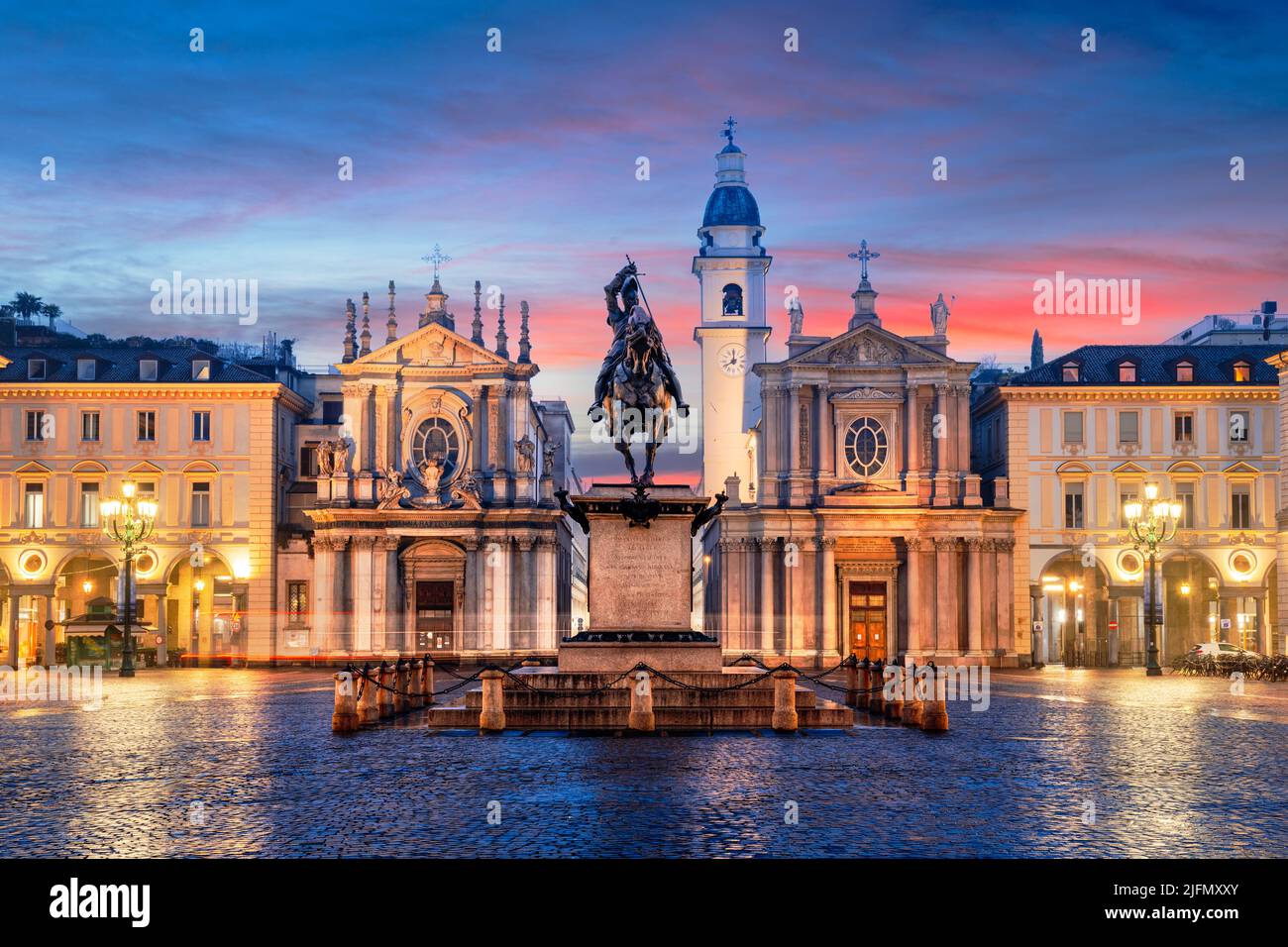 Torino, Italia a Piazza San Carlo al crepuscolo. Foto Stock