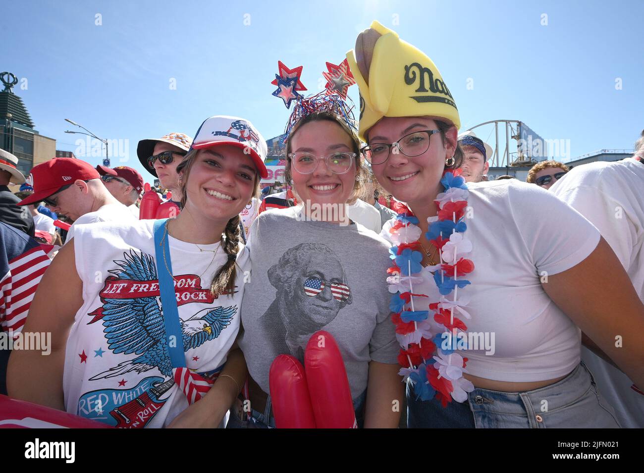 New York, Stati Uniti. 04th luglio 2022. Grandi folle frequentano il famoso Concorso Internazionale di cibo Hot Dog di Nathan a Coney Island, nel quartiere di Brooklyn a New York, il 4 luglio 2022. (Foto di Anthony Behar/Sipa USA) Credit: Sipa USA/Alamy Live News Foto Stock