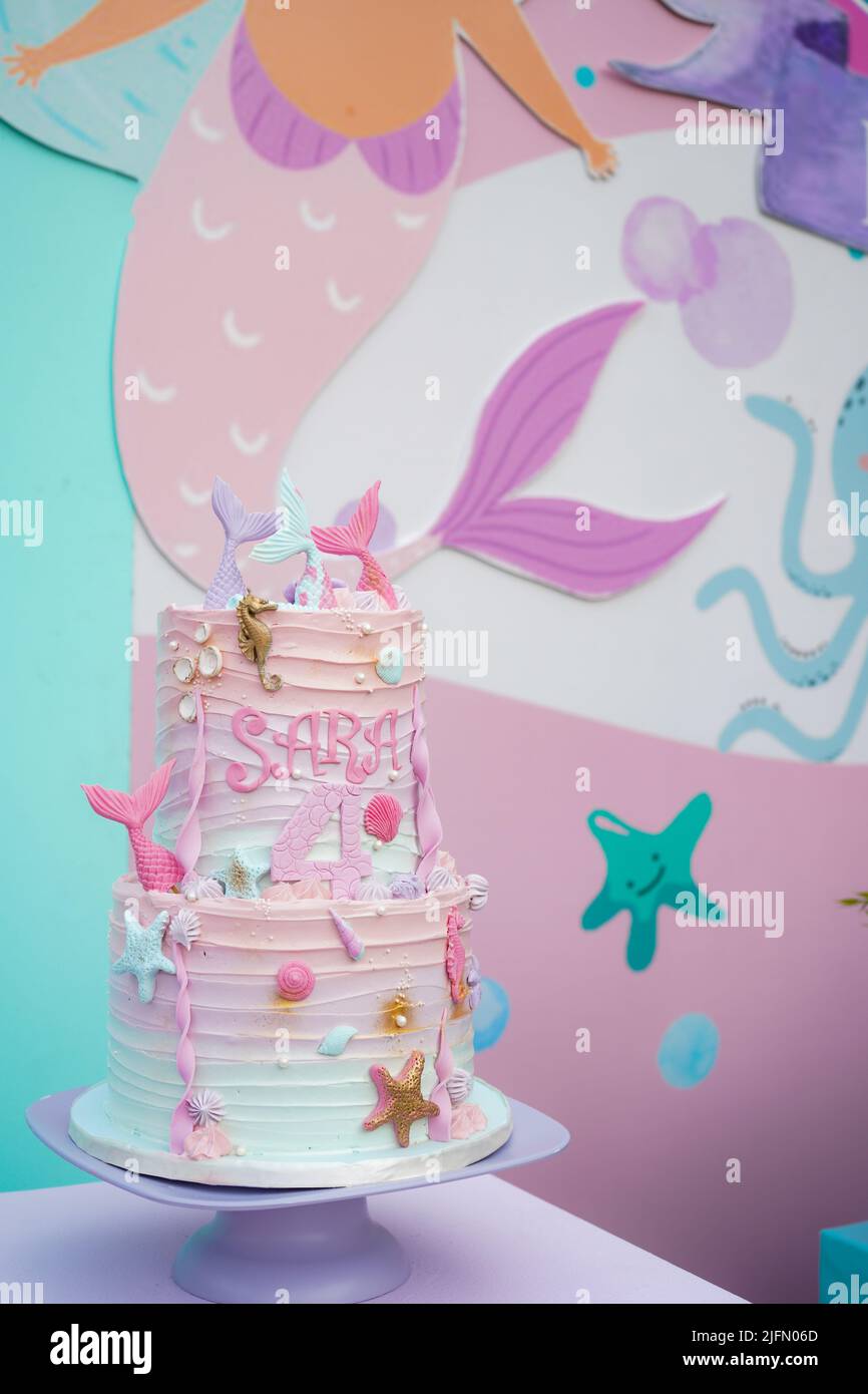 Torta di compleanno della Sirenetta decorata con conchiglie e stelle del mare, torta di compleanno della Sirenetta, compleanno di Sara del 4th Foto Stock