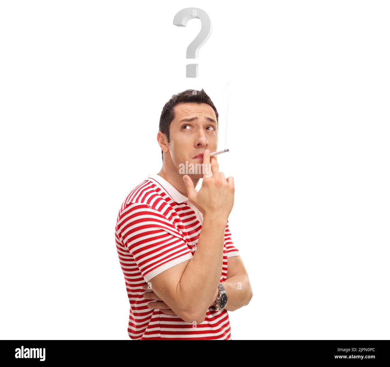 Ragazzo che fuma una sigaretta con punto interrogativo sopra la testa isolato su sfondo bianco Foto Stock