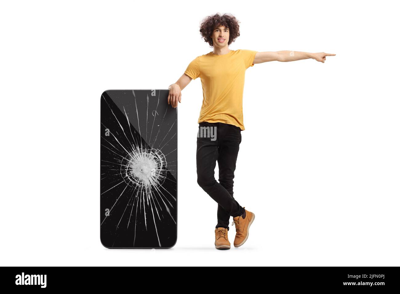Ragazzo appoggiato su uno smartphone rotto e puntato isolato su sfondo bianco Foto Stock