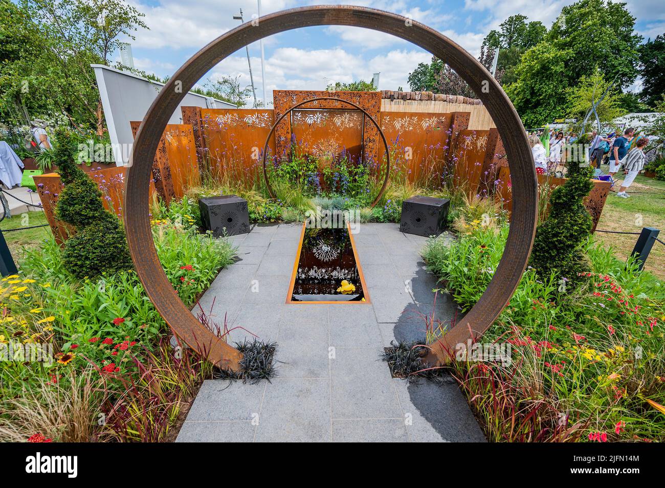 Londra, Regno Unito. 04th luglio 2022. Sunburst uno show Garden disegnato da Charlie Bloom e Simon Webster - il 2022 RHS Hampton Court Palace Garden Festival. Credit: Guy Bell/Alamy Live News Foto Stock