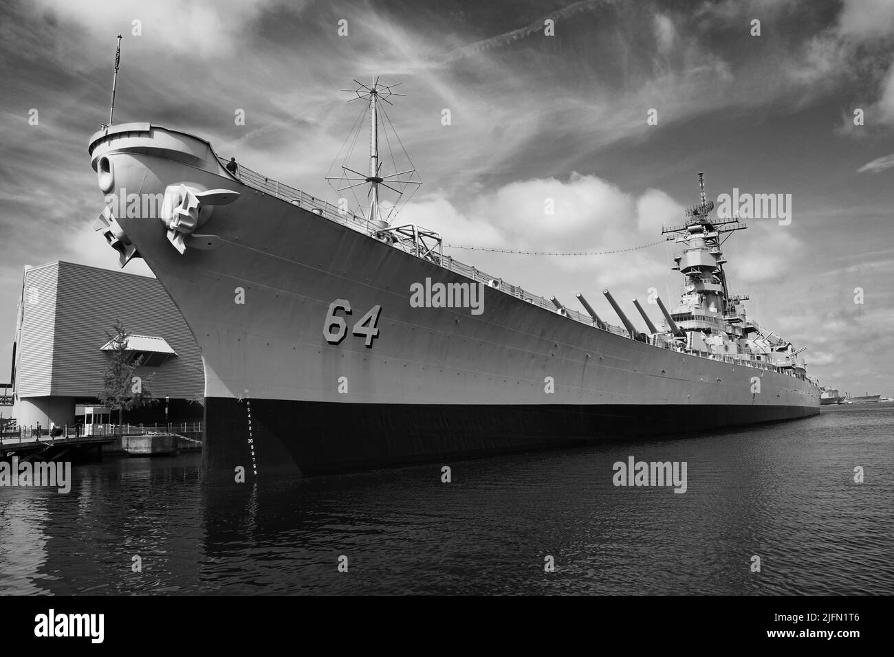 Vista laterale della USS Wisconsin (BB-64) al suo ormeggio a Norfolk, Virginia. La USS Wisconsin è adiacente al Nauticus, il National Maritime Center. Foto Stock