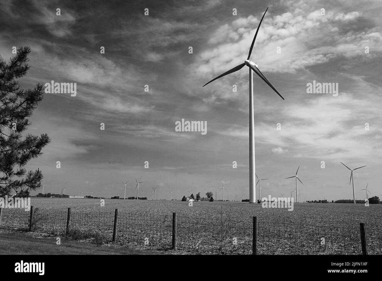 Energia elettrica generata dal vento che utilizza le tubine nei campi di una fattoria in Ohio. Foto in bianco e nero Foto Stock