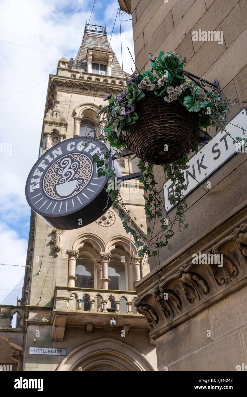 Filiale di Tiffin Coffee, nella città di Bradford, il famoso edificio britannico The Wool Exchange su Bank Street. Foto Stock