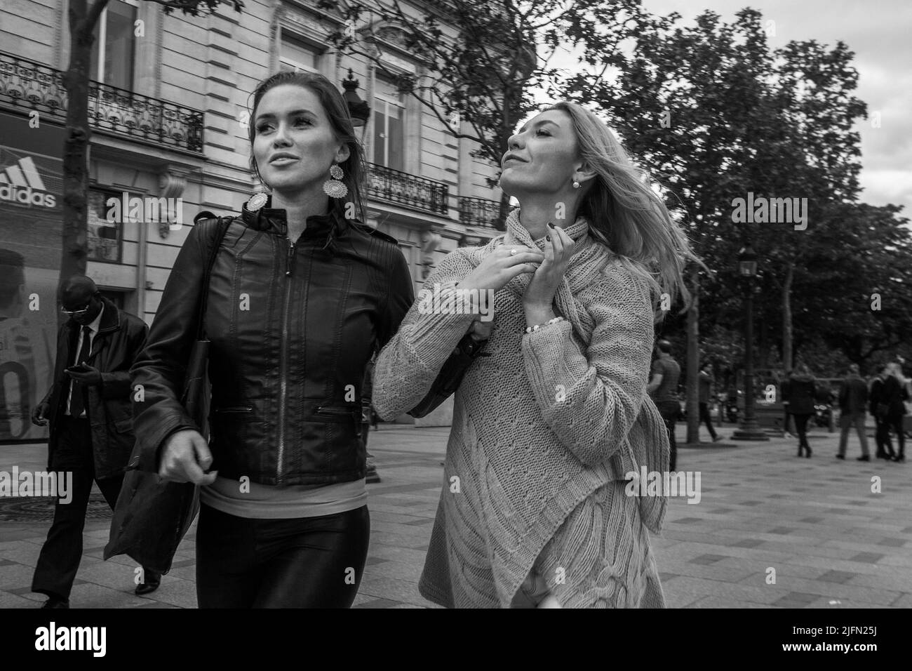 05-14-2016 Parigi. 2 giovane donna sorridente carina in via Champ Elysees Foto Stock