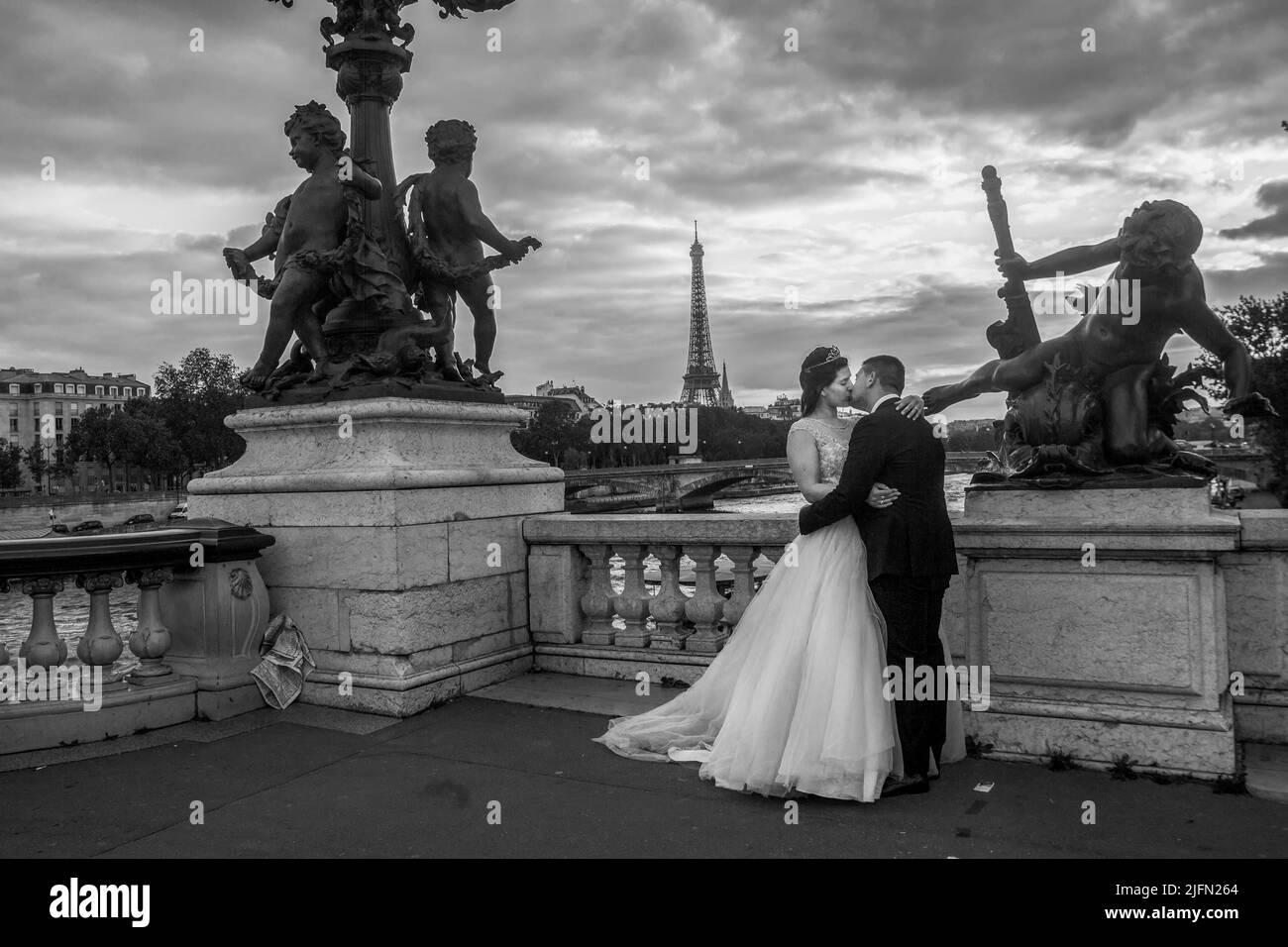 14-05-2016 Parigi. Coppia innamorata - la sposa bacia lo sposo sul Pont Alexandre III a Parigi (Torre Eiffel) al tramonto Foto Stock