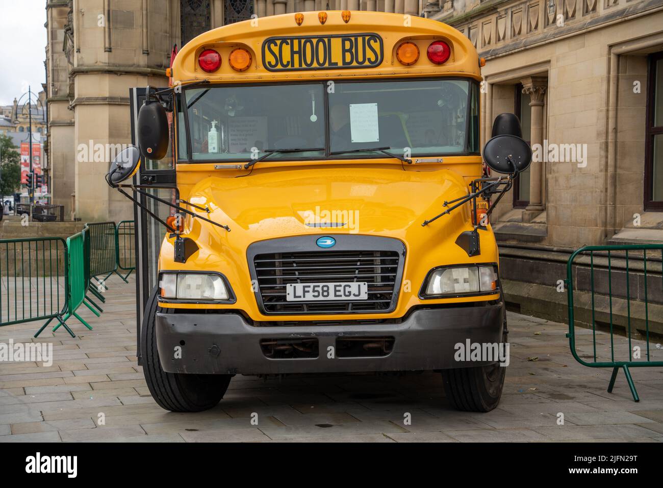 Uno scuolabus giallo in stile americano, nel Regno Unito, utilizzato come autobus Bradford Stories durante il Bradford Literature Festival in Centenary Square. Foto Stock