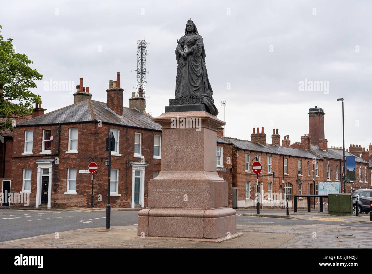 Statua della Regina Vittoria, nel quartiere Civico della città di Wakefield, Regno Unito. Foto Stock
