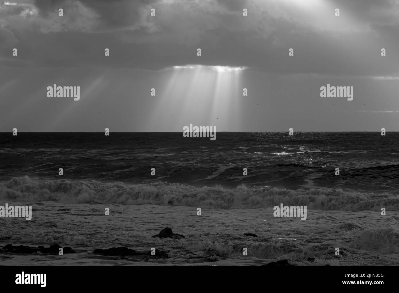 Raggi di luce del cielo tempestoso. Filtro a infrarossi utilizzato. Costa del Portogallo settentrionale. Foto Stock