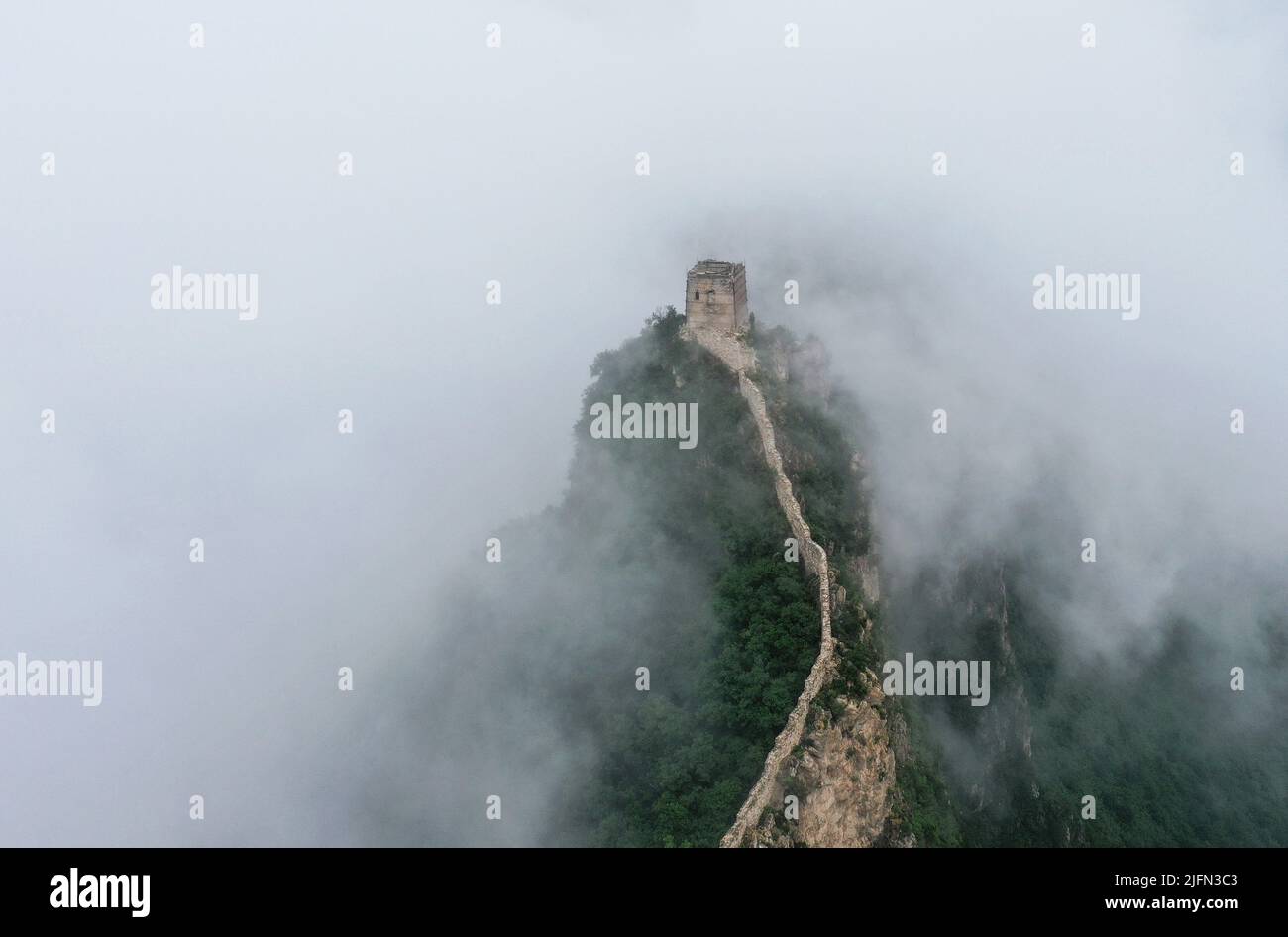 Pechino, Cina. 4th luglio 2022. Foto aerea scattata il 4 luglio 2022 mostra le nuvole che galleggiano sulla Grande Muraglia nell'area di confine tra la contea di Luanping nella provincia di Hebei della Cina settentrionale e il distretto di Miyun di Pechino, capitale della Cina. Credit: Chen Yehua/Xinhua/Alamy Live News Foto Stock