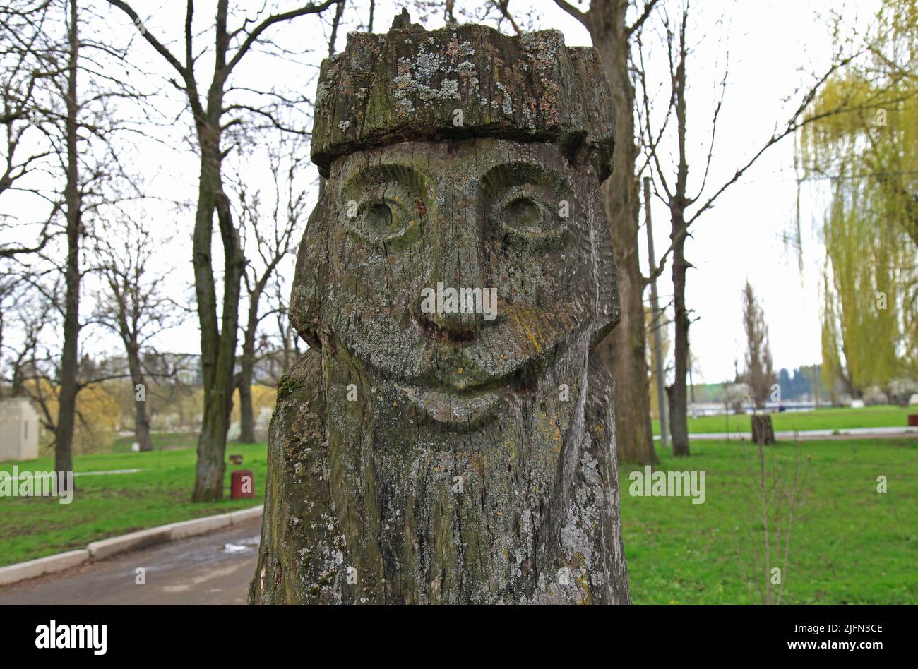 L'immagine di un vecchio uomo, goblin foresta. Sculture in legno di persone favolose nel parco. Legno originale dell'autore per i bambini. Disposizione del progetto Foto Stock