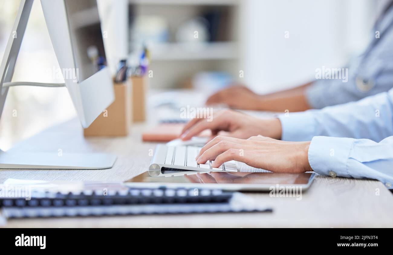 Primo piano di persone sconosciute di affari mani digitando sulla tastiera in un ufficio al lavoro, Un inizio occupato di lavoro aziendale in un ufficio Foto Stock