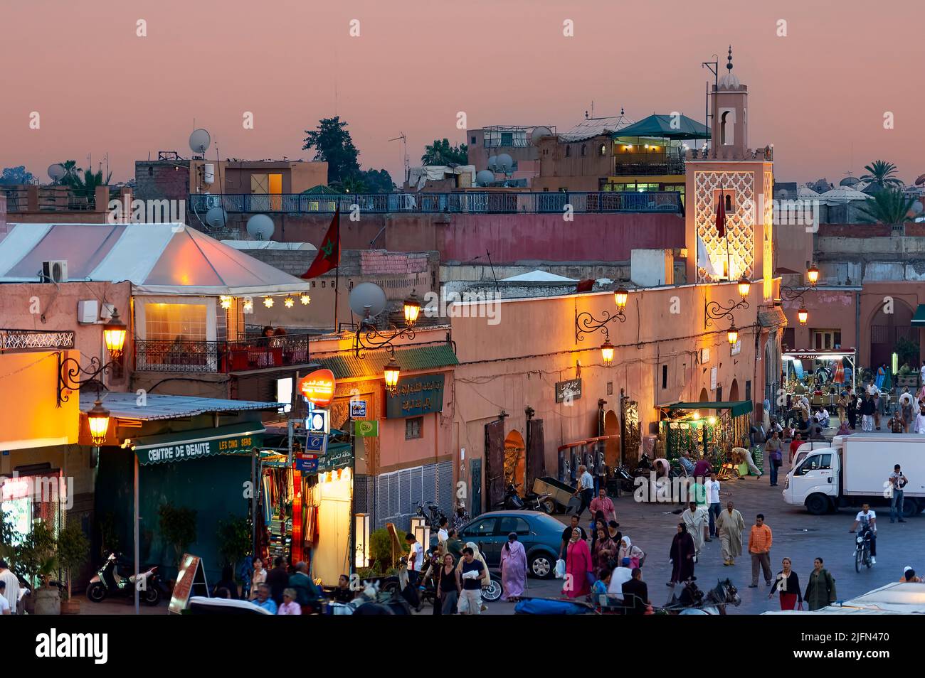 Marocco Marrakech. Piazza Djema el Fna al tramonto Foto Stock