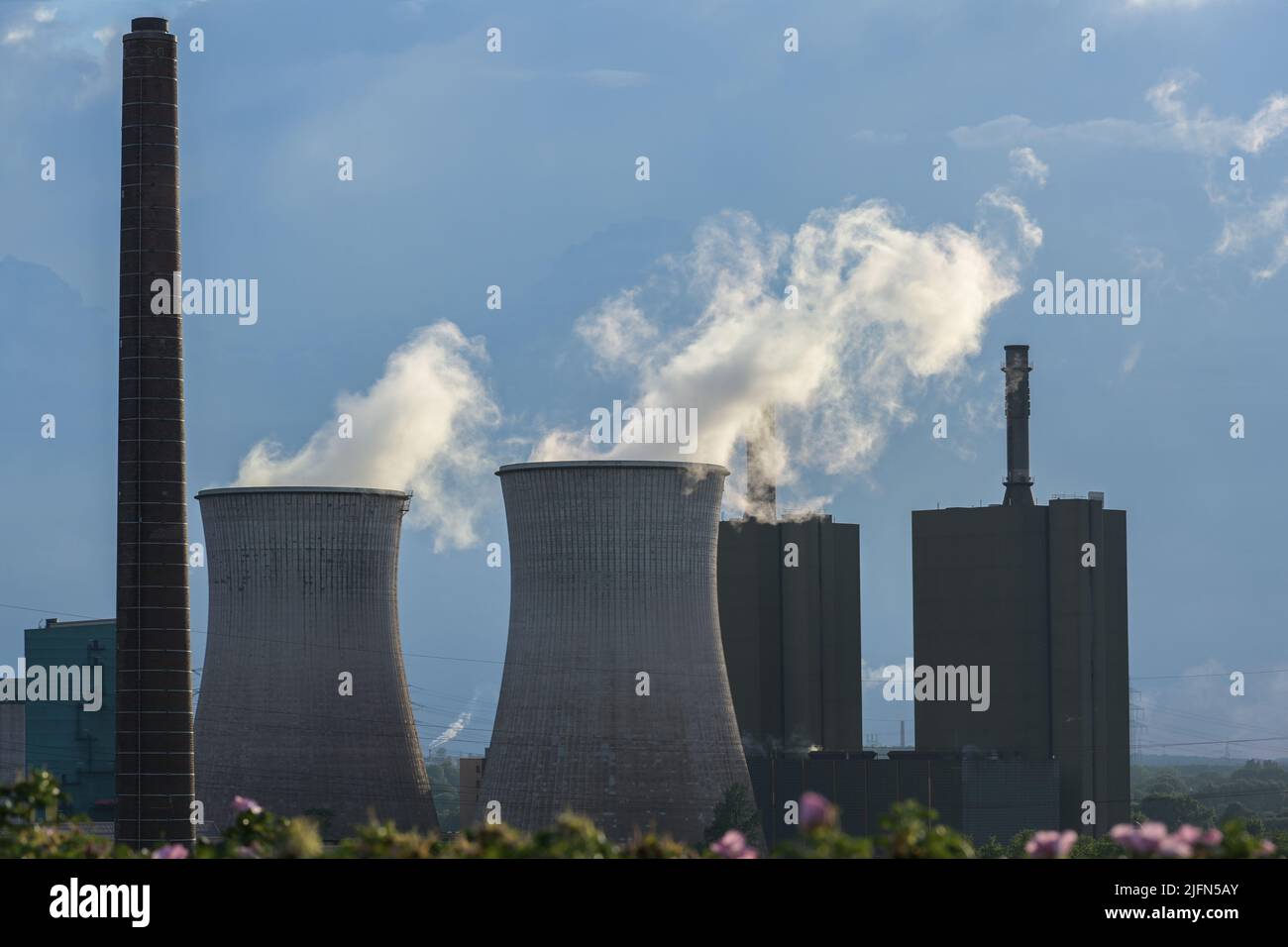 Camino e torri di raffreddamento con inquinamento da vapore dell'industria siderurgica di Duisburg con altiforni, forni per coke e centrali elettriche, Indust Foto Stock