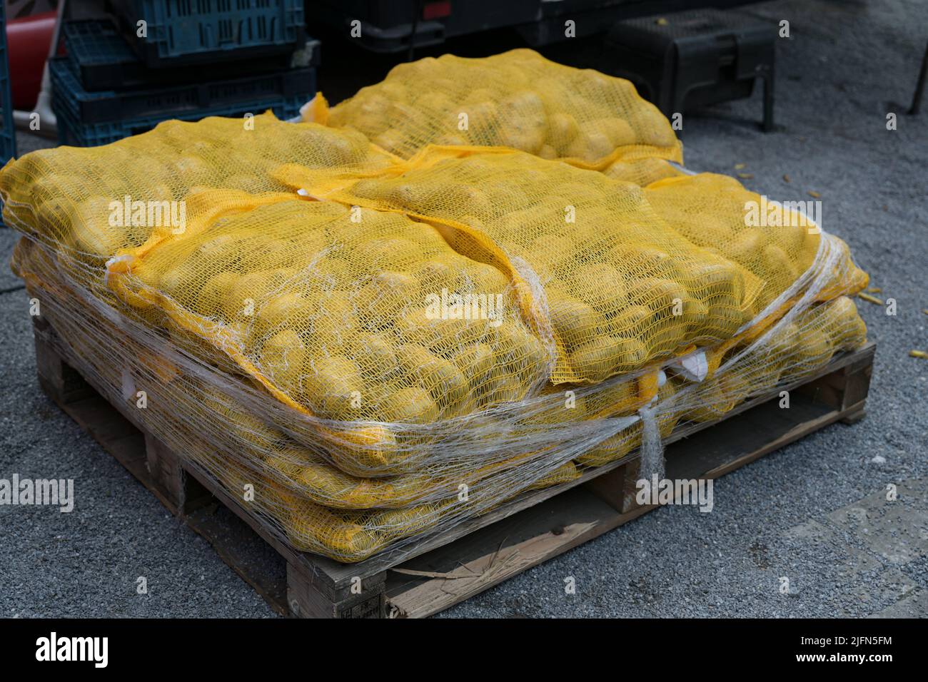 Sacchi di patate su pallet pronti per il trasporto e la consegna, concetto per l'agricoltura, il commercio e il trasporto, fuoco selezionato, profondità di campo stretta Foto Stock