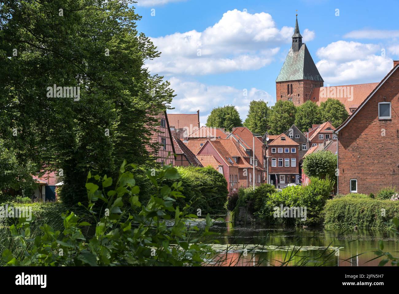 Città vecchia con tipici edifici in mattoni rossi e la chiesa di San Nicola della piccola città medievale Moelln a Schleswig-Holstein, Germania, cielo blu con nuvola Foto Stock