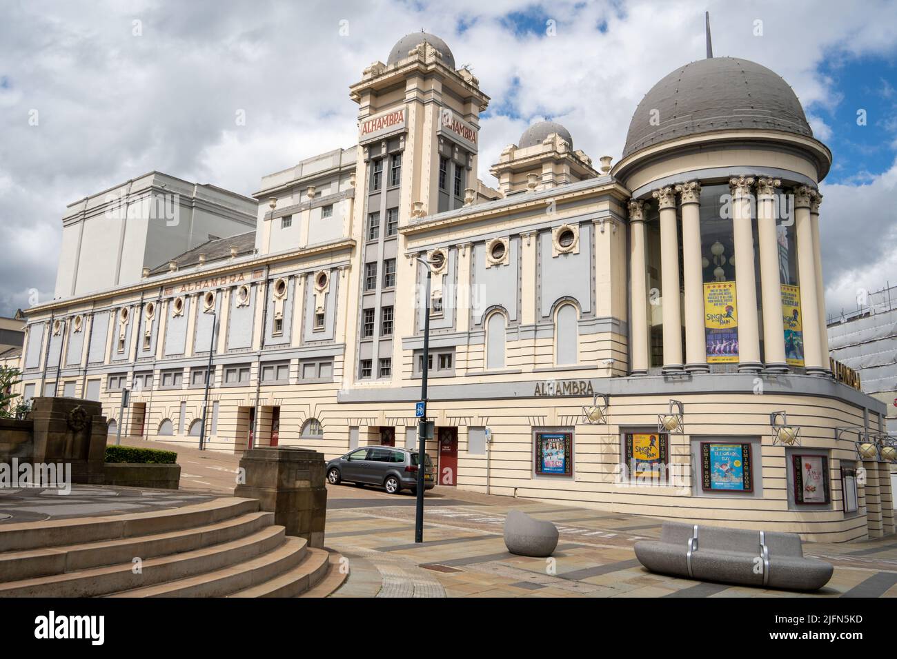 La grande facciata dell'Alhambra Theatre, Morley Street, Bradford, Regno Unito, un edificio classificato di grado II. Foto Stock