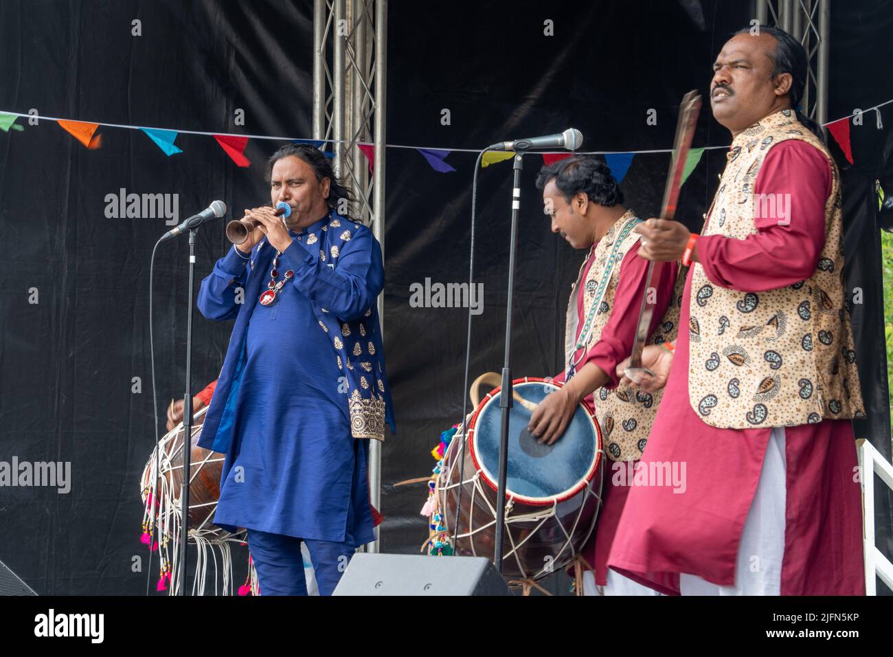 Giocatori tradizionali pakistani di punjabi dhol e tooti, su un palco all'aperto a Bradford, Regno Unito. Foto Stock