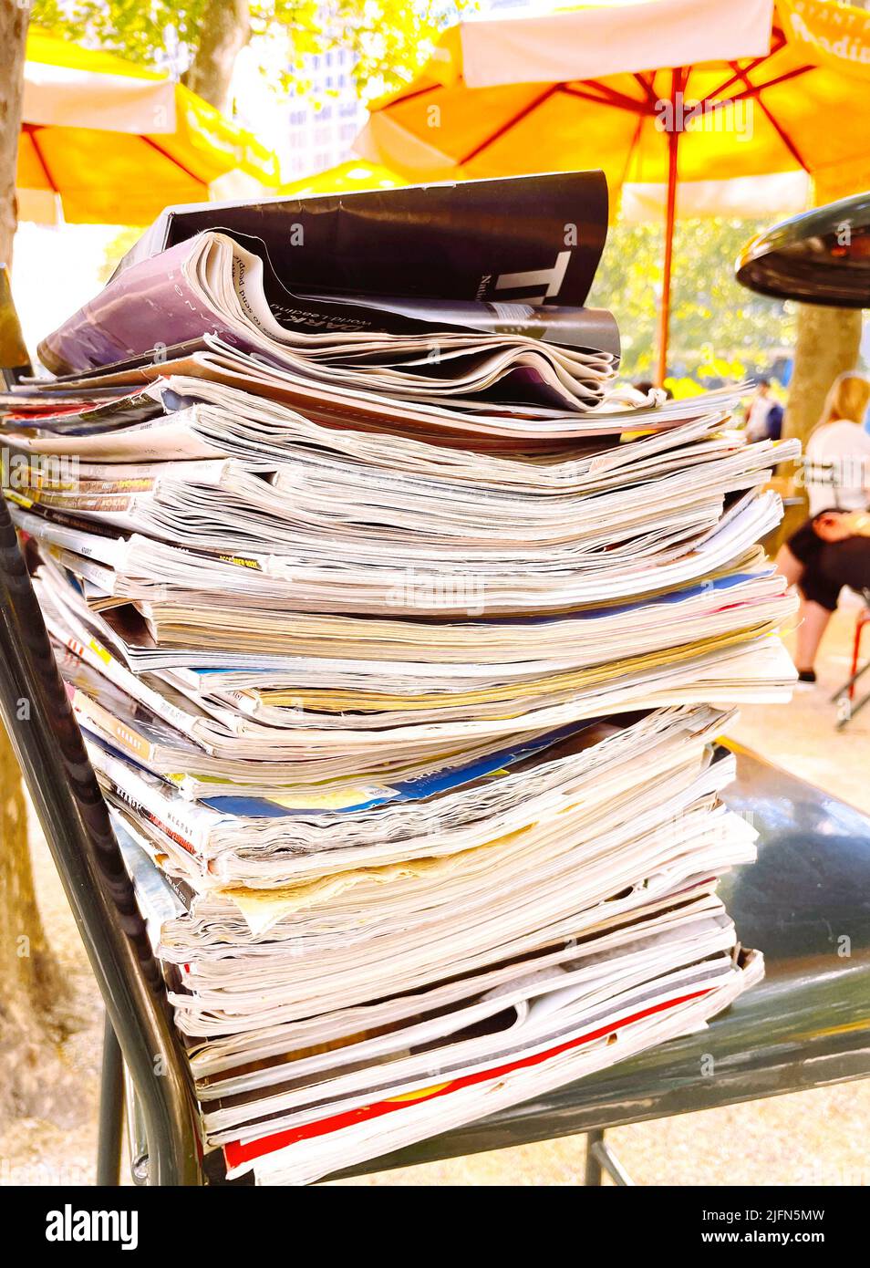 Pila di materiale da lettura presso la biblioteca pubblica all'aperto sala lettura a Bryant Park, New York City, USA 2022 Foto Stock