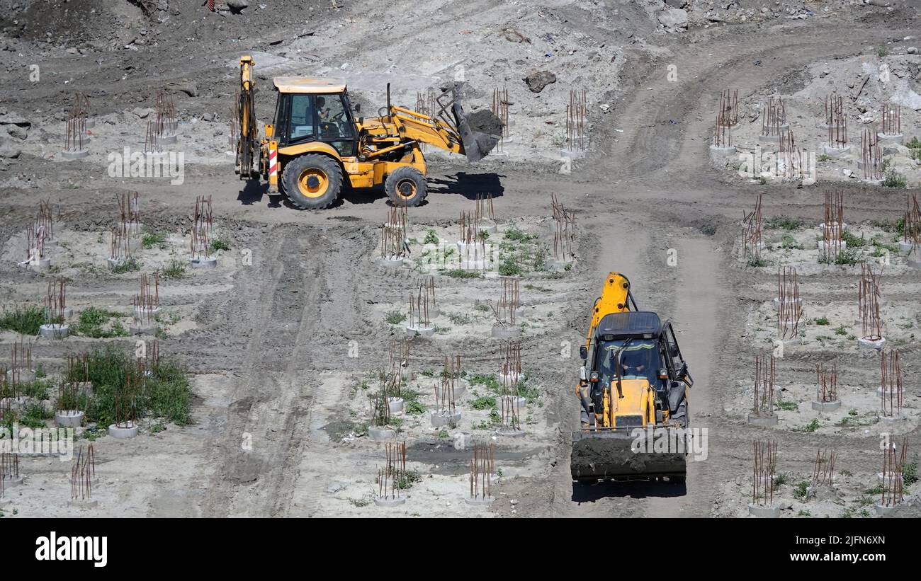 Kiev, Ucraina 13 marzo 2019: Trattori ed escavatori lavorano alla costruzione del ciclo zero di fondazione Foto Stock