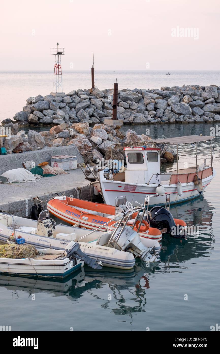 Paesaggio marino di barche da pesca in porto Foto Stock